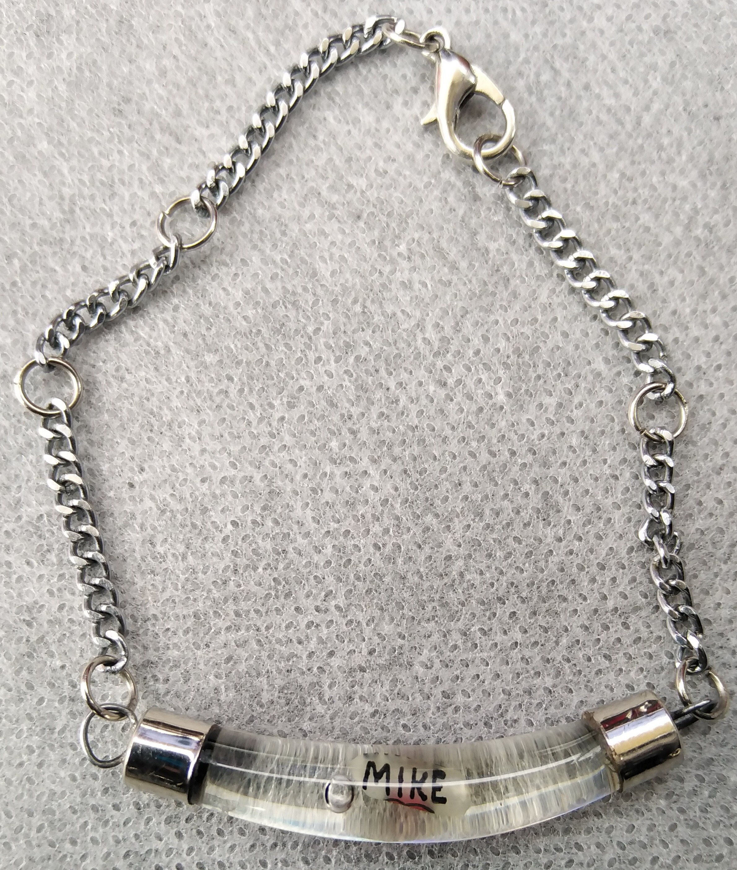 Name auf einem Reiskorn in einer Vergrößerungsflüssigkeit. Etsy