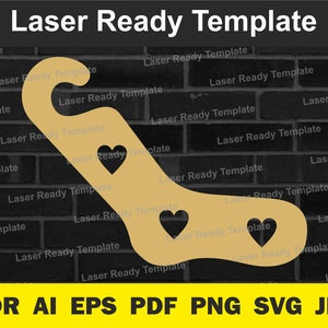 Op de afbeelding: Een lasersnijmal voor een deurhanger in de vorm van een sok met twee harten. De mal is beige met zwarte harten. De tekst "Laser Ready Template" wordt herhaald in zwarte tekst op een zwarte bakstenen achtergrond.