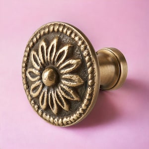 Kitchen door handles made from solid brass. Over 80 + styles of cabinet pulls, wardrobe handles, drawer handles, wall hooks and more.