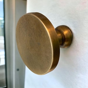 Kitchen door handles made from solid brass. Over 80 + styles of cabinet pulls, wardrobe handles, drawer handles, wall hooks and more.