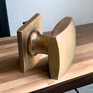 Kitchen door handles made from solid brass. Over 80 + styles of cabinet pulls, wardrobe handles, drawer handles, wall hooks and more.