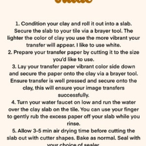 Pu&ograve; includere: Una guida beige intitolata "Transfer Paper Guide" con istruzioni per le tecniche di trasferimento su argilla. Il testo descrive i passaggi come il condizionamento dell'argilla, l'applicazione della carta transfer e la cottura.