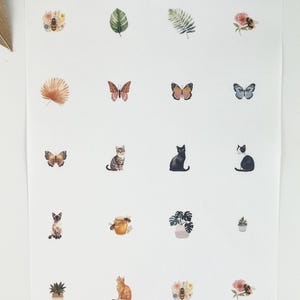 Puede incluir: Una hoja de pegatinas con ilustraciones de acuarela de mariposas, gatos, abejas, plantas y miel. Las pegatinas son de varios colores, incluyendo naranja, marrón, negro y verde, con elementos florales y botánicos.