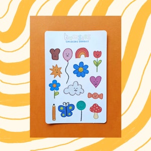 Op de afbeelding: Een vel stickers met kleurrijke, cartoonachtige illustraties van een regenboog, bloemen, een vlinder en andere grillige ontwerpen. De tekst "humsies CHILDCORE DOODLES" staat bovenaan gedrukt. De stickers staan op een oranje achtergrond.