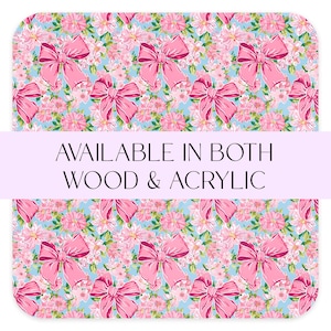 Peut inclure: Un motif floral bleu et rose avec des nœuds roses. Le texte "AVAILABLE IN BOTH WOOD & ACRYLIC" est affiché sur une bannière violette.