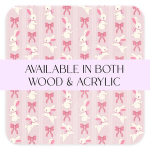 Peut inclure: Motif répété rose et blanc avec un lapin blanc portant un nœud rose. Le texte "AVAILABLE IN BOTH WOOD & ACRYLIC" est affiché en bas de l'image.