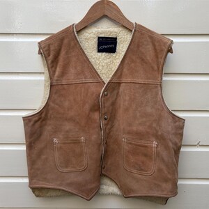 Gilet JC Penney en cuir suédé doublé en sherpa des années 60