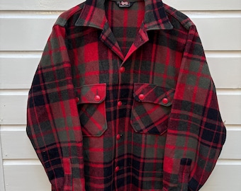 Vintage jaren 60 Woolrich-wollen geruite cruiserjack - rood, zwart en groen - made in USA (M)
