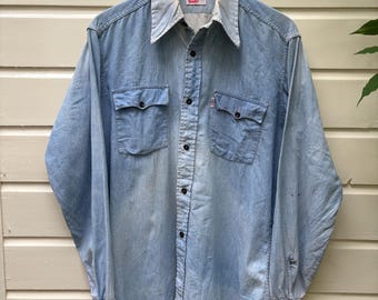 Vintage 70s: rare Levi's Big E chambray shirt - distressed & sunfaded - made in USA (M)