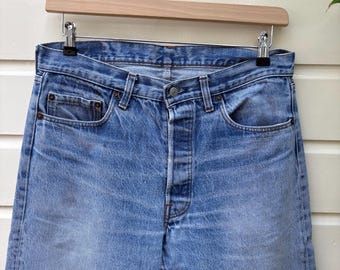 Vintage 90s: Levi's 501 denim jeans - medium blue  - made in USA - regular fit (L)