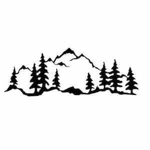 Montagna con linea di pini