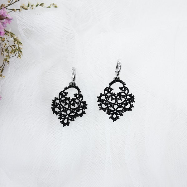 Boucles d'oreilles dentelle tatting avec fil polyester et perles de verre, boucles d'oreilles Frivolité, dentelle bohème, boucles d'oreilles dentelle esthétique, bijoux esthétiques