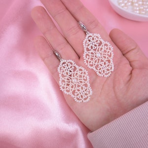 Tatting lace earrings, with natural pearls, Wedding accessories, Bride earrings, ivory bride earrings, / Frioleira earrings for bride