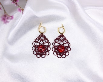 Boucles d'oreilles en dentelle tatting avec fil polyester bordeaux et cristaux rouges, boucles d'oreilles en dentelle boho, boucles d'oreilles en dentelle de mariage, boucles d'oreilles en dentelle esthétique