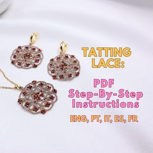 Pode incluir: Um conjunto de colar e brincos dourados com intrincados desenhos de renda de bilros. As joias apresentam um padrão circular com detalhes em vermelho e castanho. A imagem inclui o texto "TATTING LACE: PDF Step-By-Step Instructions ENG, PT, IT, ES, FR."