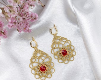 Boucles d’oreilles en dentelle tatting avec fil métallique doré et cristaux rouges, boucles d’oreilles en dentelle boho, boucles d’oreilles en dentelle de mariage, boucles d’oreilles en dentelle esthétique