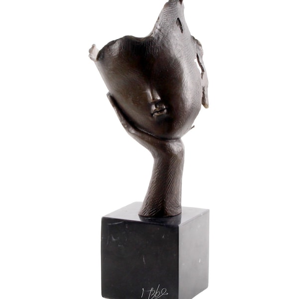 Sculpture en bronze moderne d’un visage -