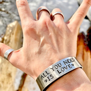 All You Need Is Love Unisex Adjustable Aluminum Cuff imagem 2