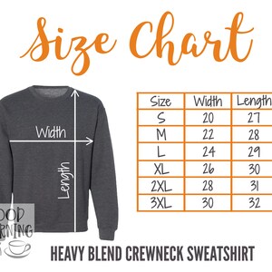 K&ouml;nnte beinhalten: Ein dunkelgraues Heavy Blend Crewneck Sweatshirt mit Gr&ouml;&szlig;entabelle. Die Tabelle zeigt die Gr&ouml;&szlig;en S bis 3XL mit Breiten von 50,8 bis 76,2 cm und L&auml;ngen von 68,6 bis 81,3 cm. Die Worte "Size Chart" sind orange.