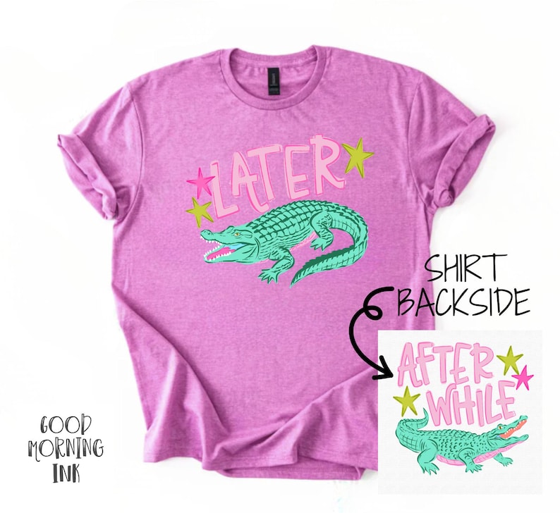 以下が含まれることがあります： ピンク色のTシャツ。 ターコイズ色のワニのグラフィックとピンク色の「LATER」の文字が特徴です。 背面には「AFTER WHILE」と書かれた小さなグラフィックもあります。 カジュアルウェアです。