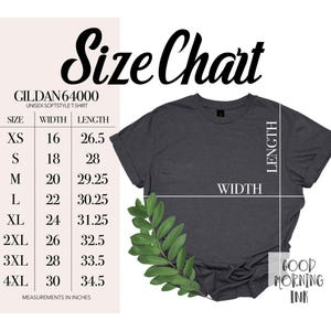 以下が含まれることがあります： サイズチャート付きのダークグレーのGildan 64000ユニセックスソフトスタイルTシャツ。チャートにはXSから4XLまでのサイズが記載されており、幅と長さの測定値はインチです。シャツは緑の葉の小枝と一緒に表示されています。