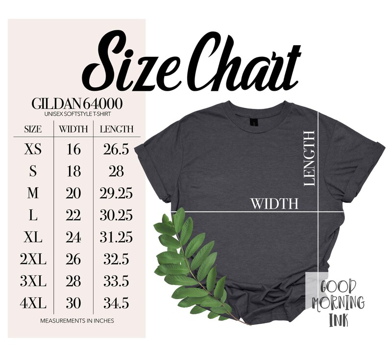 以下が含まれることがあります： サイズチャート付きのダークグレーのGildan 64000ユニセックスソフトスタイルTシャツ。チャートにはXSから4XLまでのサイズが記載されており、幅と長さの測定値はインチです。シャツは緑の葉の小枝と一緒に表示されています。