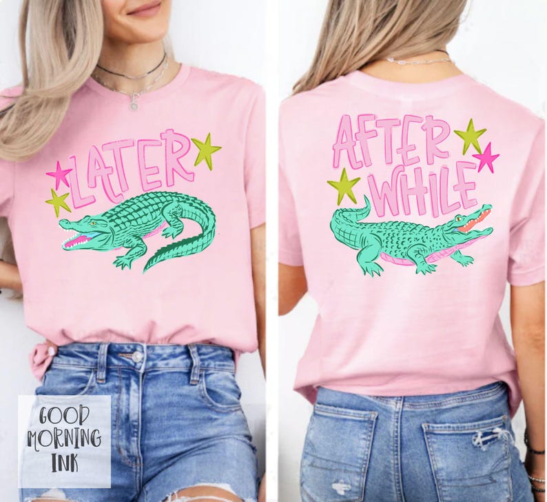 以下が含まれることがあります： 前面にターコイズのアリゲーターのグラフィックとピンク色の「LATER」という文字が入ったピンク色のTシャツ。Tシャツの背面には「AFTER WHILE」という文字と、お揃いのアリゲーターのグラフィックが入っています。シャツには緑とピンクの星のアクセントも付いています。