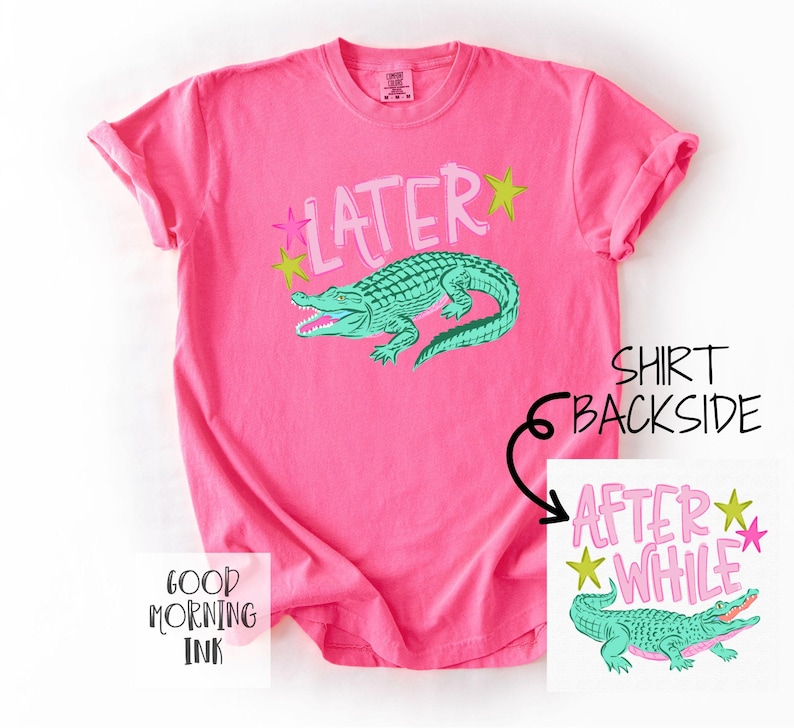 以下が含まれることがあります： 明るいピンク色のTシャツ。ライトピンクで「LATER」の文字と緑色のアリゲーターのイラストが描かれています。ピンクと黄色の2つの星も特徴です。Tシャツの裏側には「AFTER WHILE」の文字と別のアリゲーターのイラストが描かれています。