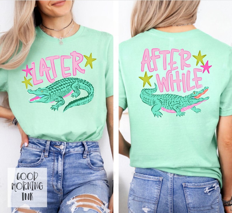 以下が含まれることがあります： 漫画のアリゲーターのデザインが施された、明るい緑色のTシャツ。「LATER」の文字がピンク色で、黄色の星が描かれています。Tシャツの背面には、お揃いのアリゲーターのデザインで「AFTER WHILE」と書かれています。