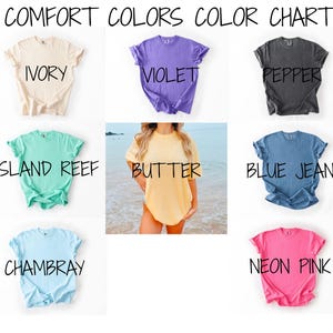 以下が含まれることがあります： さまざまなComfort ColorsのTシャツを表示するカラーチャート。色は、アイボリー、バイオレット、ペッパー、アイランドリーフ、バター、ブルージーンズ、シャンブレー、ネオンピンクなど。上部には「COMFORT COLORS COLOR CHART」の文字。