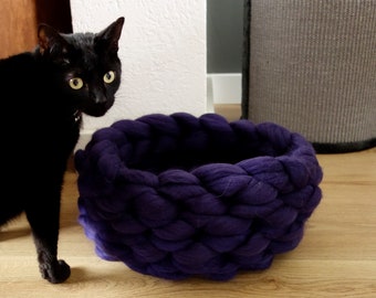 Chunky Merino Wool Cat Bed, Soft Purple Cat Basket (14 inch)