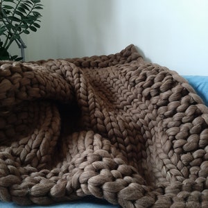 Chunky Knit blanket with decorative edge, cozy lap throw, XXL Merino wool, housewarming christmas gift, super bulky blanket, energy saving,