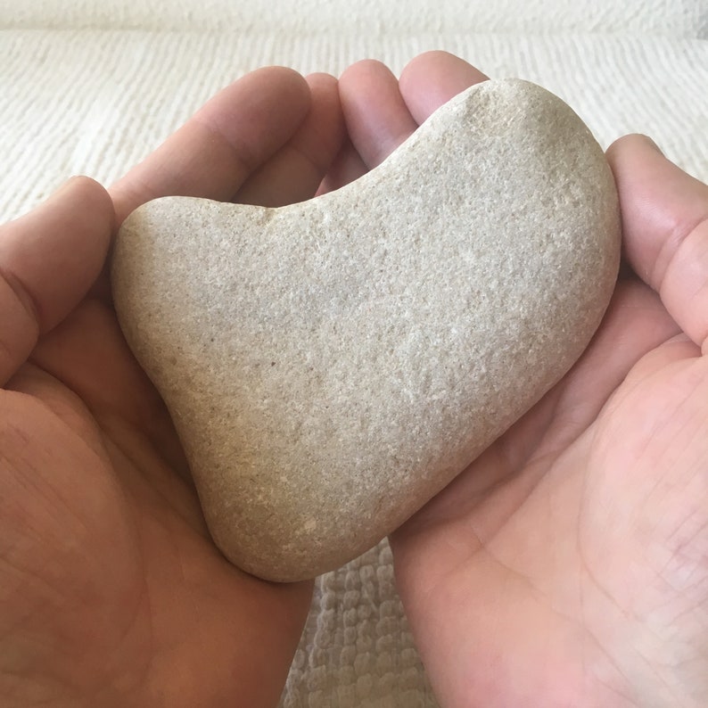 Unique Smooth Stone in Heart Shape For Crafts Natural Sea White Stone in Heart Shape