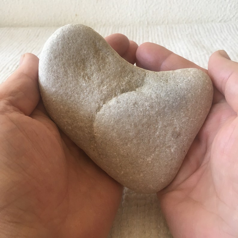 Unique Smooth Stone in Heart Shape For Crafts Natural Sea White Stone in Heart Shape