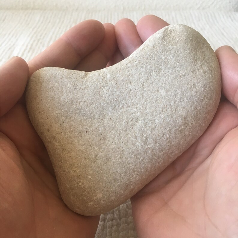 Unique Smooth Stone in Heart Shape For Crafts Natural Sea White Stone in Heart Shape