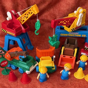 Lil Playmates construction playset. Early 1990’s vintage toy set. 19 piece complete set. Toy play set, dump truck, cranes, loader, workers