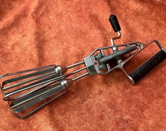 Handheld rotary mixer. 1950’s egg beater. Hand crank egg beater. Maynard. Hand held off grid mixer. Retro kitchen. Vintage whisk. Chef gift