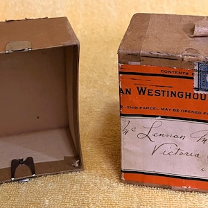 Tekturowe pudełko reklamowe na sprzęt AGD. Kanadyjskie pudełko na części Westinghouse. Oryginalny kanadyjski znaczek. Król Jerzy VI w mundurze marynarki wojennej 1942. Dekoracja