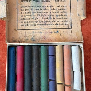 Pasteles Reeves Greyhound en caja original. LS9. Extra suaves. Vintage, década de 1930. Fabricados en Inglaterra. Material artístico para autoridades educativas.