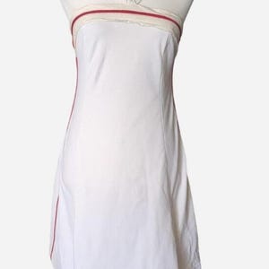 Minirobe de tennis blanche dos nu Y2K vintage | Robe athlétique plissée sportive AB/SOUL avec liseré rouge contrastant | Esthétique Cyber Gym-Co des années 2000