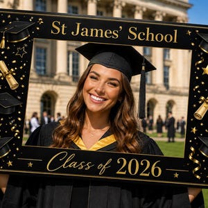 以下が含まれることがあります： 上部に「St James' School」、下部に「Class of 2026」と金色の文字が記された黒い長方形のフォトフレーム。フレームには、卒業帽、丸めた卒業証書、星の金色のイラストが装飾されています。