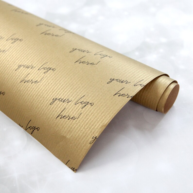 K&ouml;nnte beinhalten: Eine Rolle braunes Kraftpapier Geschenkpapier mit einem sich wiederholenden Muster des Textes "Ihr Logo hier!" in Schwarz gedruckt.