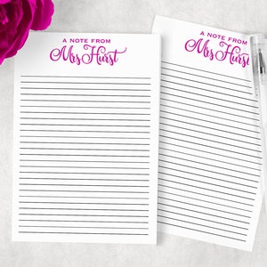 Peut inclure: Deux blocs-notes lignés blancs avec le texte "A note from Mrs. Hurst" en cursive rose en haut de chaque bloc-notes.