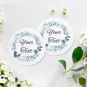 パーソナライズされた丸型ステッカー、あなたのテキスト、結婚式、葉、緑の植物の花輪、素朴な結婚式、ミスターミセス、スイートカートステッカー、ラベル