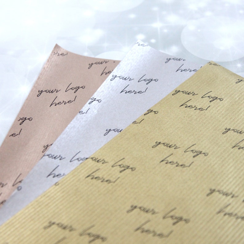 K&ouml;nnte beinhalten: Drei Bl&auml;tter Papier mit unterschiedlichen Texturen und Farben. Das Papier ist beige, wei&szlig; und braun. Der Text "your logo here!" wird auf jedem Blatt Papier wiederholt.