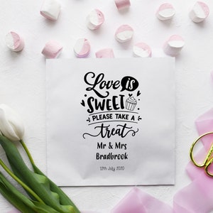 Gepersonaliseerde papieren zoete tassen traktatie tassen, bruiloft zoete kar, cake, bruin of wit, kraft, bruiloft briefpapier, liefde is zoet, popcorn