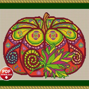 Op de afbeelding: Een kleurrijk kruissteekpatroon van een pompoen met ingewikkelde details, waaronder spiralen, bladeren en bloemen. De pompoen is rood, oranje, geel, groen en paars.