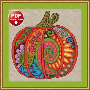 Op de afbeelding: Een kleurrijk kruissteekpatroon van een pompoen met ingewikkelde bloem- en spiraalontwerpen. De pompoen is oranje met groene, roze, blauwe en gele details.