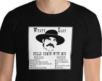 Può includere: T-shirt nera con grafica in stile vintage di Wyatt Earp. La grafica include il testo "Wyatt Earp" e "Hello Comin' With Me!", insieme a un ritratto di Wyatt Earp con cappello e un elenco puntato.