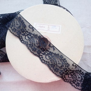 1960: 105 Meter Originalgebinde antike wunderschöne französische Calais Spitzenborte Schwarz  6,4cm breit